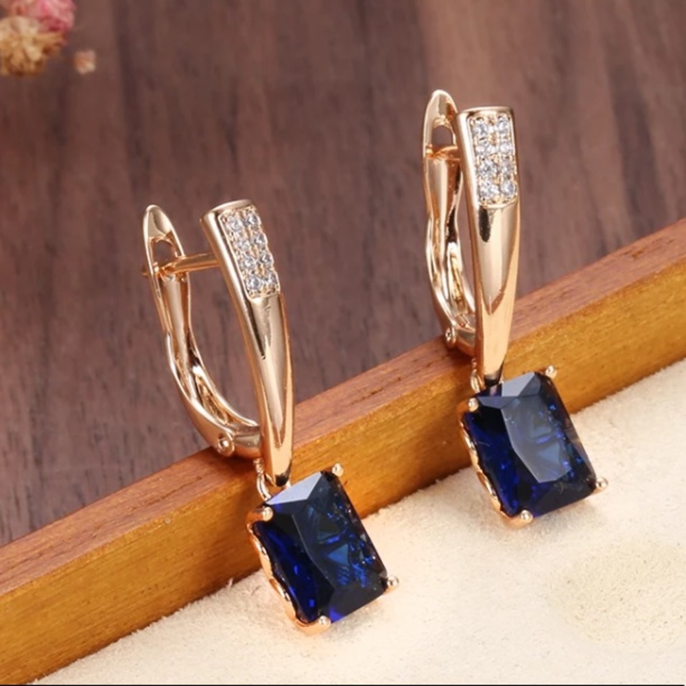 Rose gold stud earrings - Picture 1 of 4